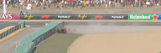 Bortoleto crashes into the barrier at Turn 16 during Q2 - China GP 2026