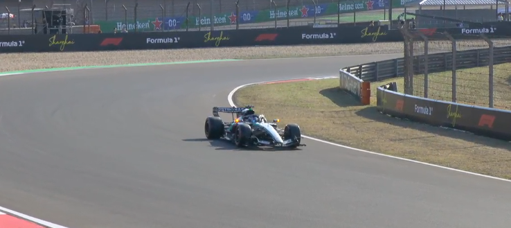 George Russell stops on track during Q3 - China GP 2026